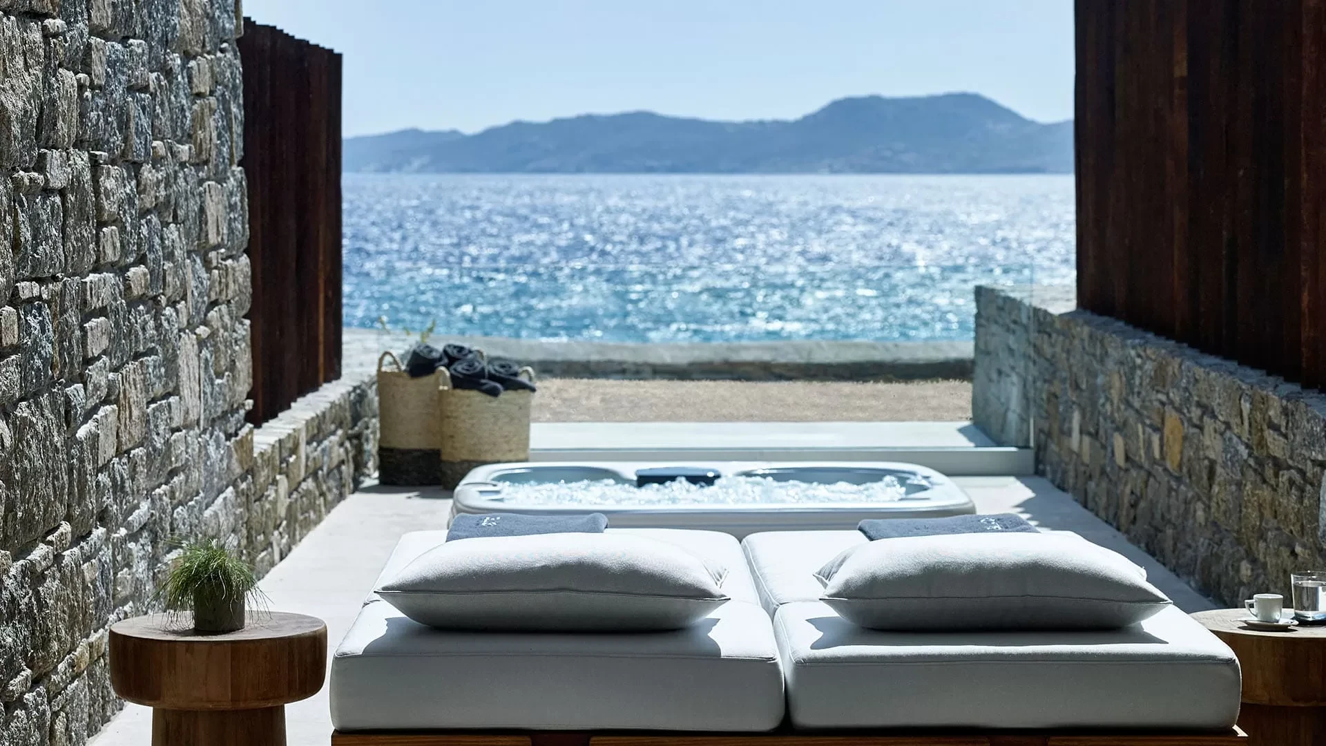 Honeymoon Suite with Outdoor Jacuzzi