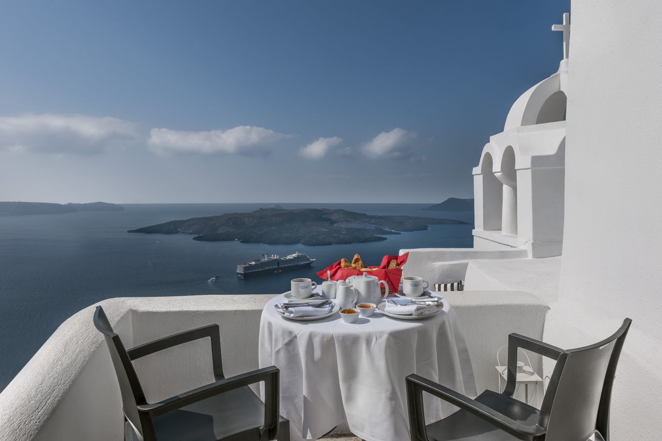 Volcano & Sea View Suites