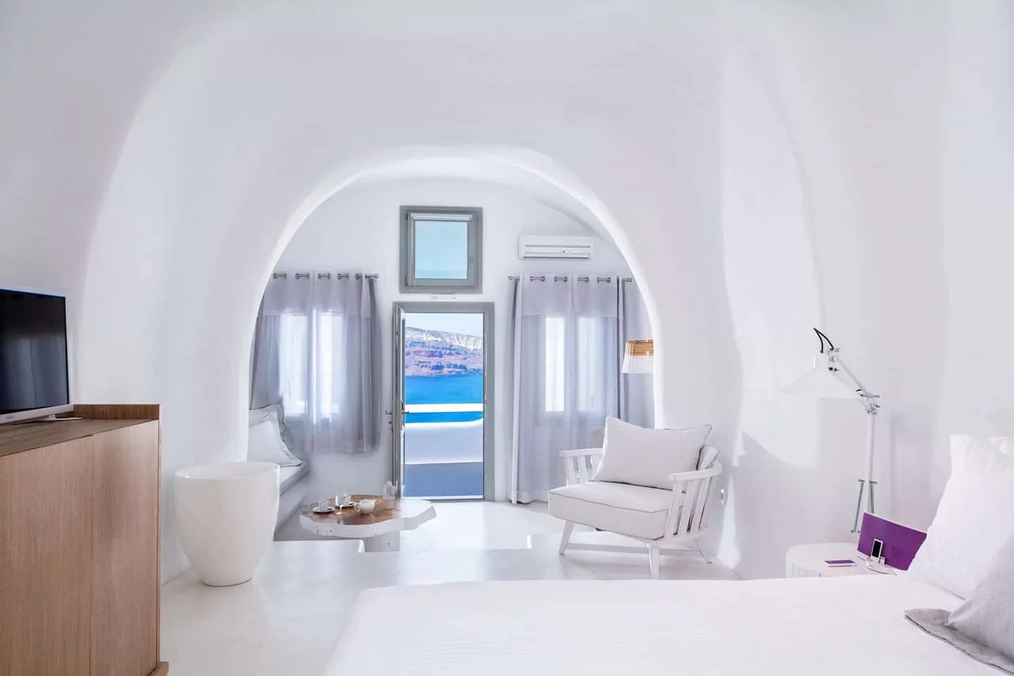 Honeymoon Jacuzzi Suite with Caldera View